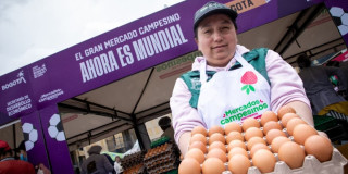 Foto de una mujer campesina en una de los Mercados Campesinos de Bogotá.