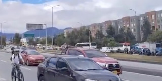 Foto de vehículos circulando en la autopista Sur en Bogotá.