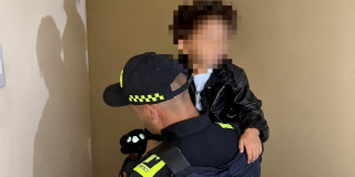 Foto del rescate de una niña de tres años en el centro de Bogotá.