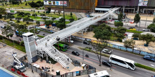 Foto de las obras puente bici-peatonal frente al centro comercial El Edén en Bogotá.
