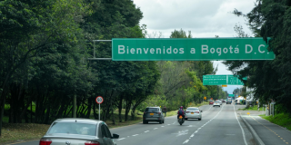 Foto que muestra vehículos andando por las calles 