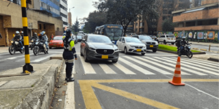 Imagen de una vía de Bogotá en la que circulan vehículos y motos. 