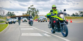 Foto de Policías de Tránsito en la autopista Sur.