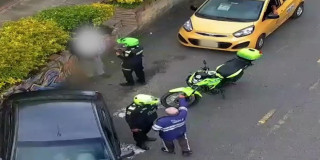 Foto del operativo de la Policía que frustró el robo de carro cargado con mercancía en Molinos, al sur de Bogotá.