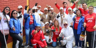 Foto de personas privados de la libertad durante jornada de embellecimiento de la Plaza Distrital de Mercado del 20 Julio en Bogotá.