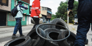 Imagen de recolección de 250 llantas durante operativo espacio público Tunjuelito en Bogotá.
