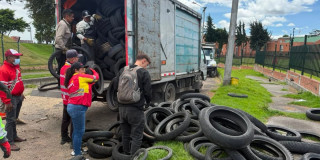 Foto de la jornada de 'Llantatón' con el retiro de 444 llantas de las calles de San Cristóbal, al oriente de Bogotá.