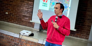 Imagen de un funcionario de la alcaldía de Suba hablando