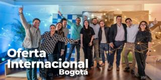 Foto de un grupo de jóvenes en un encuentro académico en Bogotá.