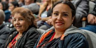 Foto de dos mujeres en una jornada de capacitación de comerciantes en Bogotá-