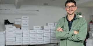 Foto de un empresario de calzado en una bodega en Bogotá.