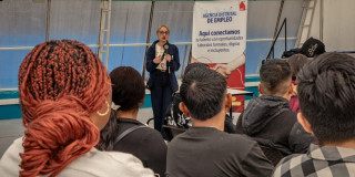 Foto de bogotanos y bogotanas accediendo a servicios de la Agencia Distrital de Empleo.