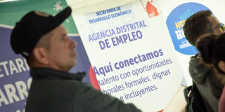 Foto de bogotanos y bogotanas accediendo a servicios de la Agencia Distrital de Empleo.