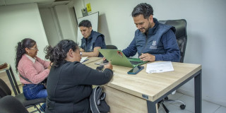 Foto de bogotanos y bogotanas accediendo a servicios de la Agencia Distrital de Empleo en Bogotá.