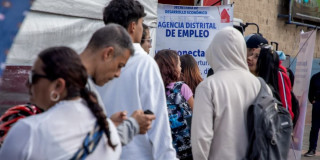 Foto de bogotanos y bogotanas accediendo a servicios de la Agencia Distrital de Empleo.