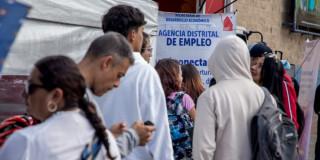 Foto de bogotanos y bogotanas accediendo a servicios de la Agencia Distrital de Empleo.
