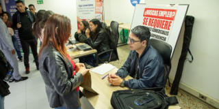 Foto de bogotanos y bogotanas accediendo a servicios de la Agencia Distrital de Empleo en Bogotá.