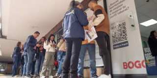 Foto de bogotanos y bogotanas accediendo a la sede de la Agencia Distrital de Empleo en Bogotá.