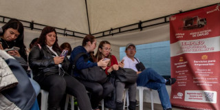 Foto de bogotanos y bogotanas accediendo a servicios de la Unidad Móvil de la Agencia Distrital de Empleo.