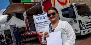 Foto de una bogotana accediendo a servios de la Unidad Móvil de la Agencia Distrital de Empleo.