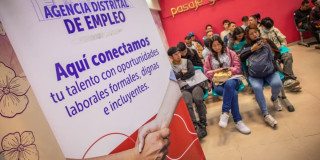 Foto de bogotanos y bogotanas accediendo a servicios de la Agencia Distrital de Empleo en Bogotá.