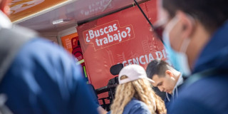 Foto de bogotanos y bogotanas asistentes a una de las Ferias de Empleo de 'Talento Capital' en Bogotá.