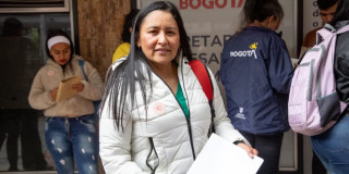 Foto de una bogotana accediendo a servios de la Agencia de Empleo de Bogotá.