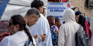 Foto de bogotanos y bogotanas accediendo a servicios de la Agencia Distrital de Empleo en Bogotá.