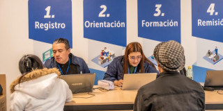 Foto de bogotanos y bogotanas accediendo a serviciosde la Agencia Distrital de Empleo.