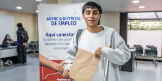 Foto de un joven bogotano accediendo a servicios de la Unidad Móvil de Empleo.
