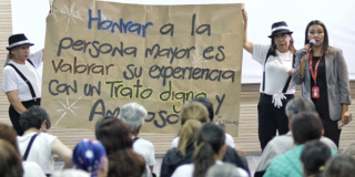 Imagen de varias personas sosteniendo un cartel 