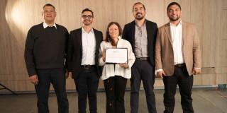 Foto que la entrega del reconocimiento a la gerente de la Empresa de Acueducto y Alcantarillado de Bogotá (EAAB), Natasha Avendaño e integrantes de su equipo.