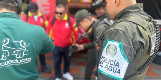 Foto que muestra personas con el uniforme del Acueducto de Bogotá y de la Policía del Agua