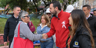Imagen del alcalde Galán dándole la mano a una señora