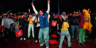 Aficionados celebran partido de Colombia en fanzone de Bogotá con banderas y vuvuzelas