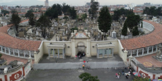 Foto panorámica de un cementerio 