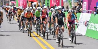 Ciclistas compiten en pelotón durante primera etapa de la Vuelta Colombia Femenina 2026