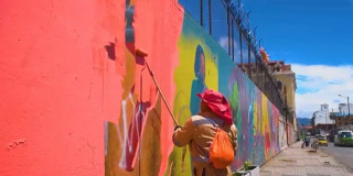 Hombre pintando una pared del secto.