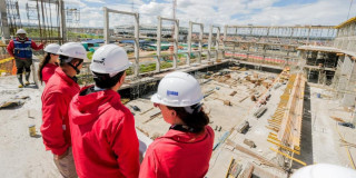 Funcionarios del IDRD viendo los avances de la obra 