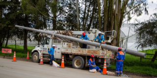 Imagen de varios técnicos de ENEL realizando mantenimiento en una vía