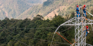 Foto que muestra trabajadores de Enel Colombia en una antena de energía 