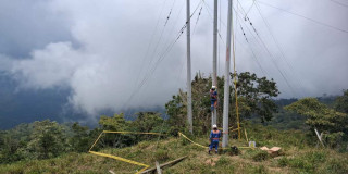 Foto que muestra personas con el uniforme de Enel Colombia realizando labores de mantenimiento