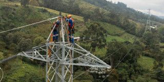 Foto que muestra dos personas con el uniforme de Enel Colombia realizando labores en una antena de energía 