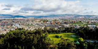 Foto panorámica de Bogotá que muestra árboles y edificios 