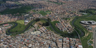 Foto que muestra edificios y calles con vista panorámica de Bogotá 