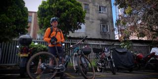 Miguel, hombre cuya bicicleta fue robada y recuperada por la Policía, posando con su bicicleta.
