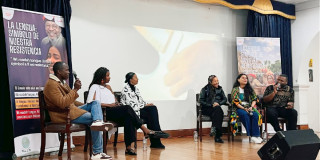 Participantes durante conversatorio sobre lenguas propias.