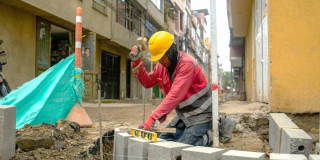 Foto que muestra un hombre martillando en el piso 