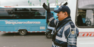 Foto de un agente de tránsito en una vía de Bogotá