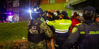 Uniformadas de la Policía y el Ejército registrando a personas.